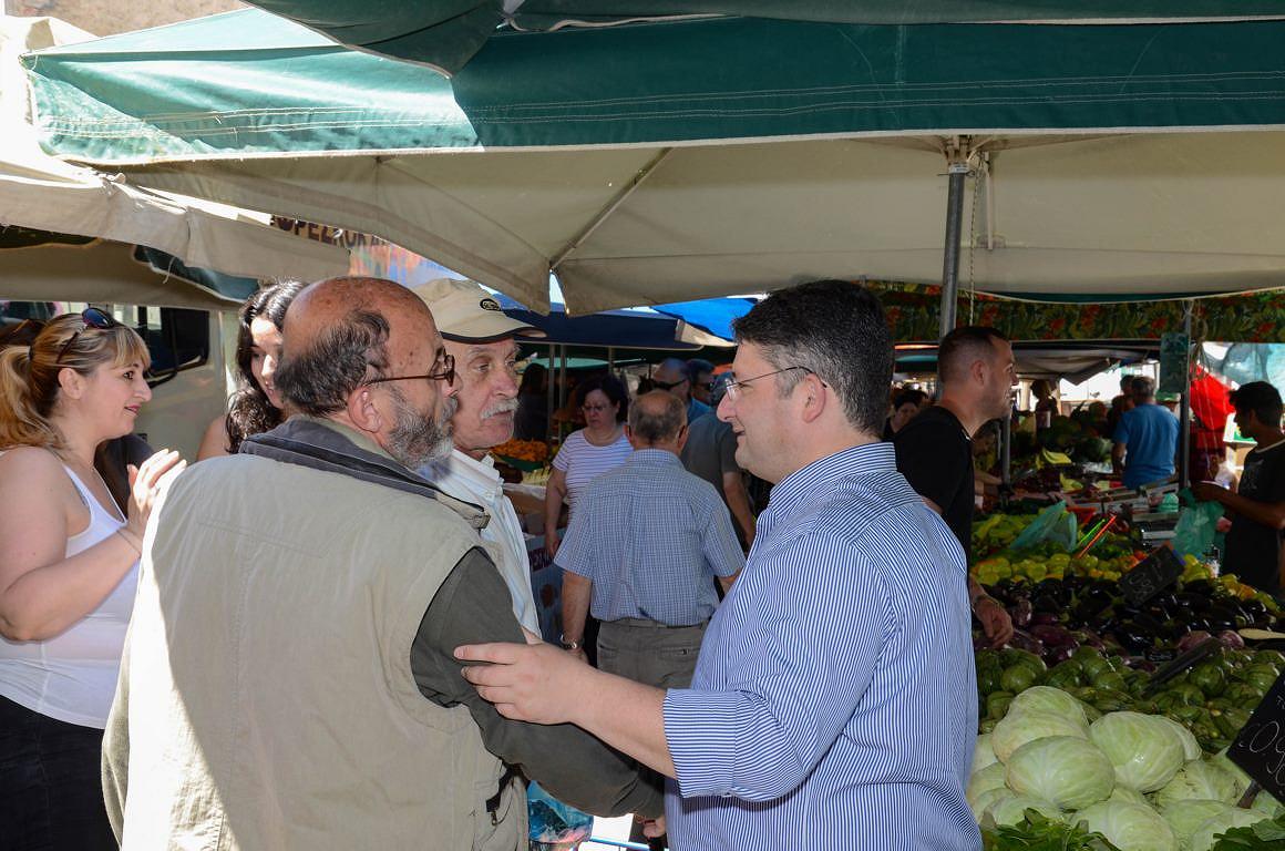 Περιοδεία στο κέντρο των Αχαρνών από τον νικητή της πρώτης εκλογικής μάχης υποψήφιο Δήμαρχο Σπύρο Βρεττό