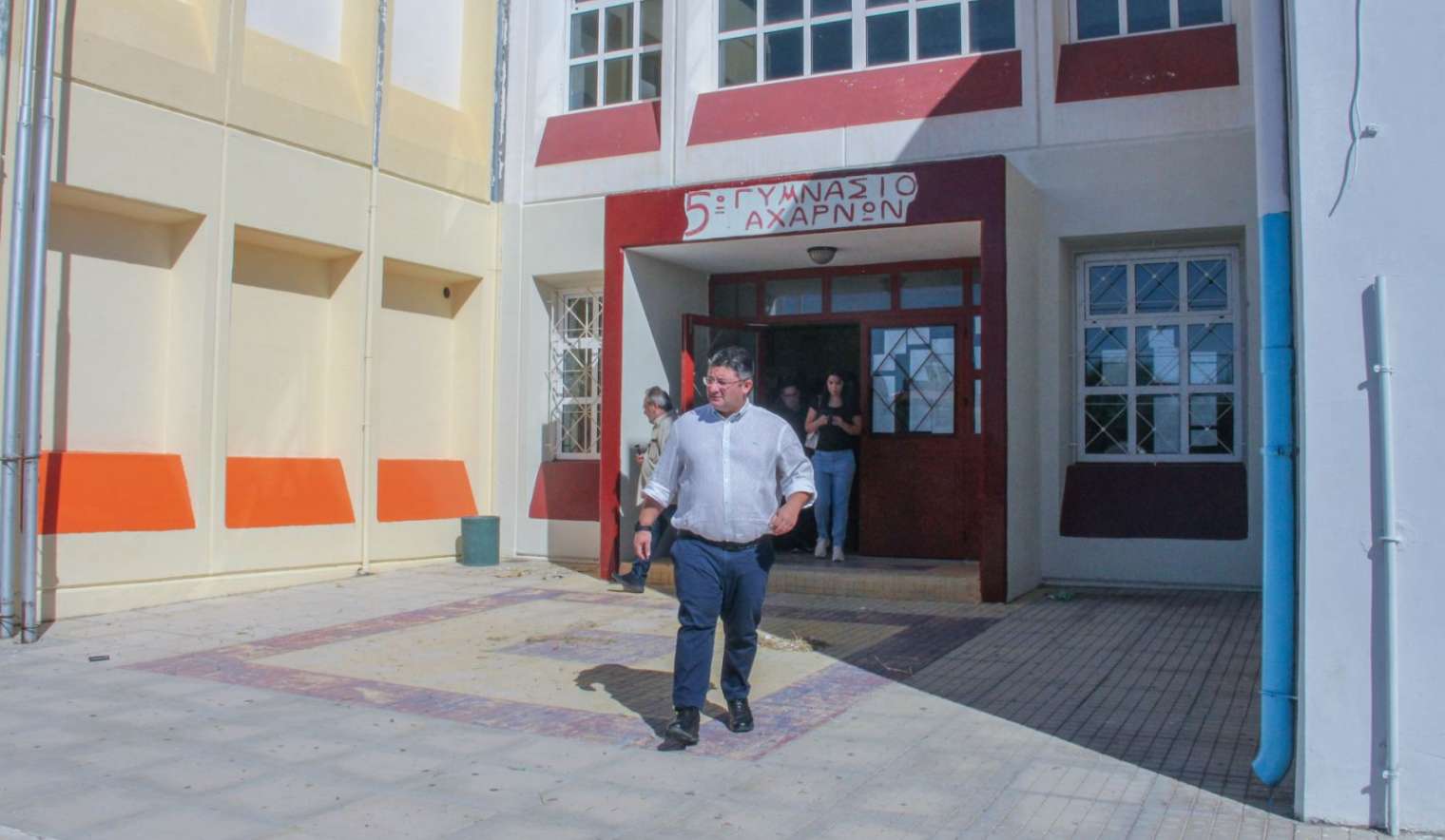 Περιοδεία του Δημάρχου Αχαρνών Σπύρου Βρεττού στα σχολεία πριν την έναρξη των μαθημάτων
