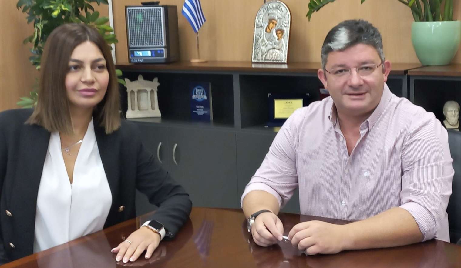 Συνάντηση του Δημάρχου Αχαρνών Σπύρου Βρεττού με τη βουλευτή Μαρία Απατζίδη