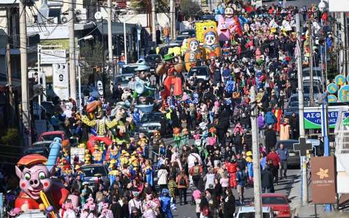 Εντυπωσιακή η Καρναβαλική παρέλαση στις Αχαρνές. Χιλιάδες καρναβαλιστών και επισκεπτών διασκέδασαν με τη ψυχή τους