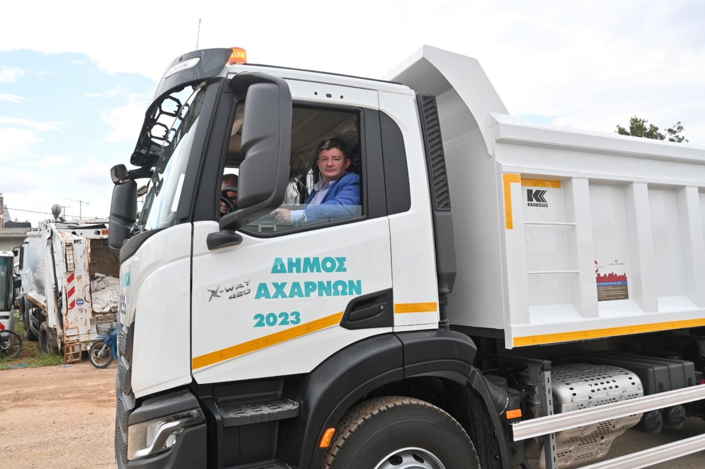 Δύο καινούργια φορτηγά αποκτά ο Δήμος Αχαρνών για την αποκομιδή βαρέων και ογκωδών αντικειμένων