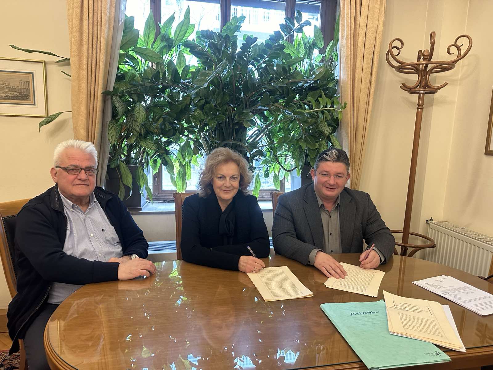 Υπογραφή δύο συμβολαίων για έργα του «Αντώνης Τρίτσης»: Χρηματοδότηση του πάρκου Λαθέας και αναπλάσεις Δημοκρατίας και Φιλαδελφείας